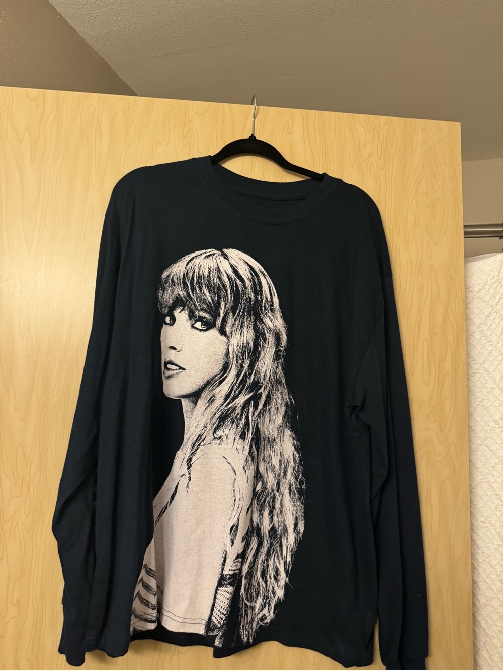 NEW | Taylor Swift Black Long-Sleeve Tee with Portrait Graphic